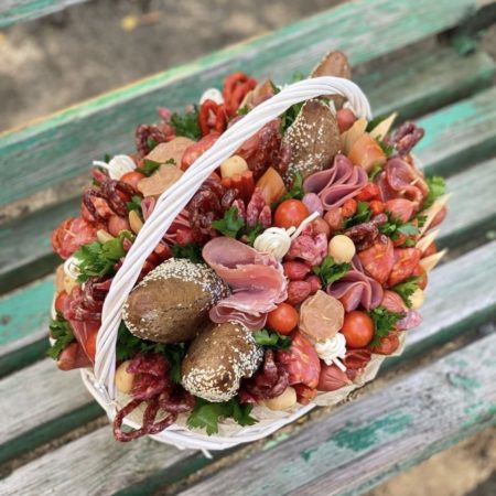 № 39. Корзина из колбас и сыров