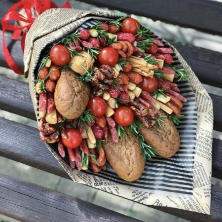 № 15. Мужской мясной букет «Гурман» – подарок из колбасы и сыра