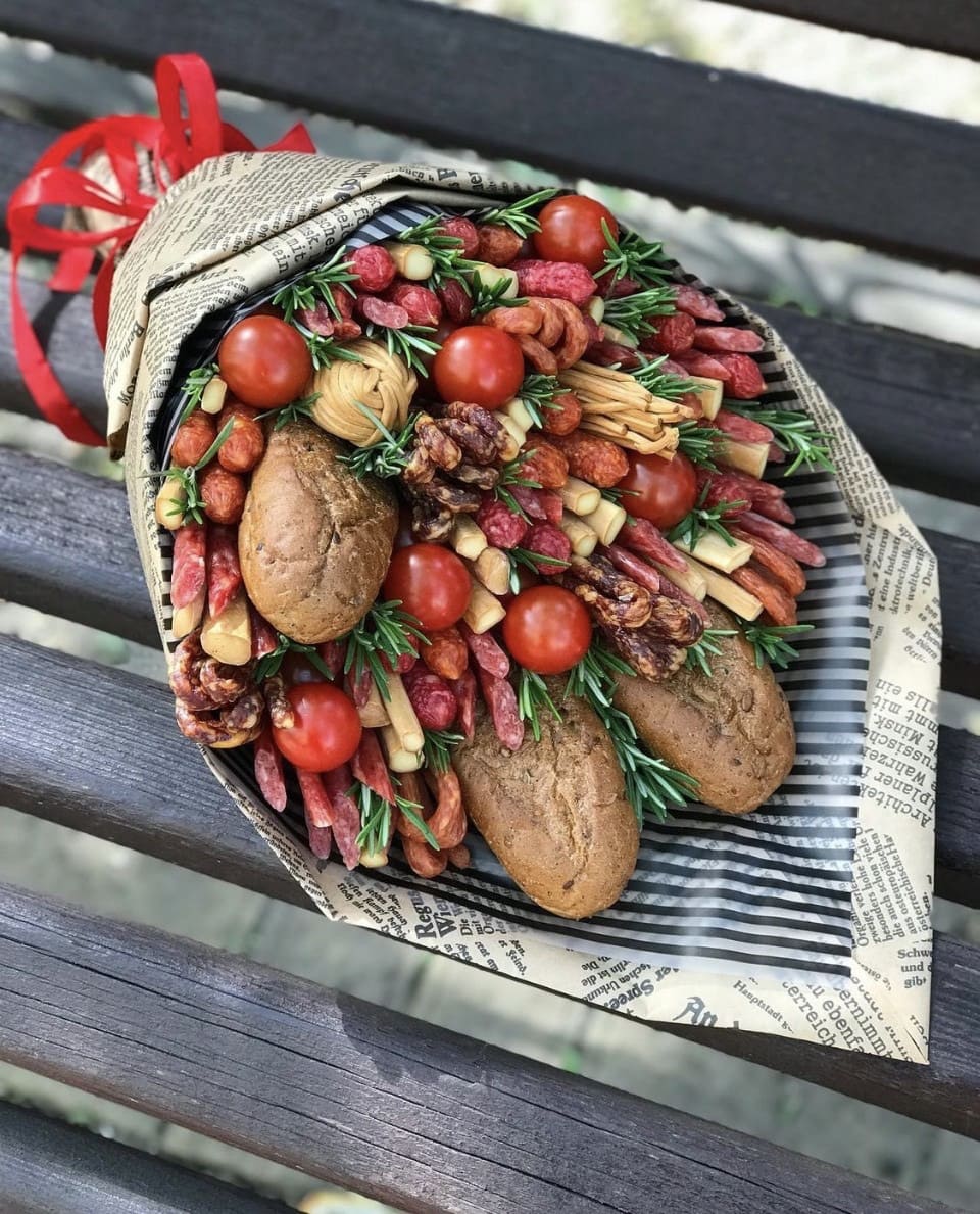 № 15. Мужской мясной букет «Гурман» – подарок из колбасы и сыра