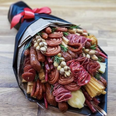 № 43. Мясной букет из колбас и сыра