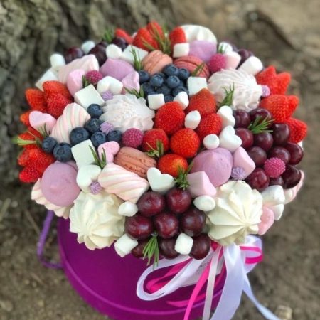 № 328. Шляпная коробка из клубники, голубики, черешни, макарунс и зефира