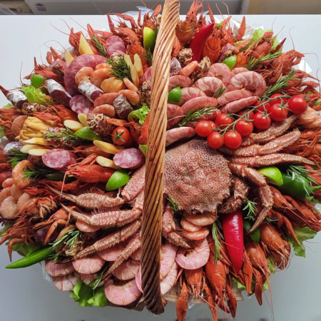 № 350. Большая корзина с крабом, раками, креветками, колбасами и сырами «Морской царь».