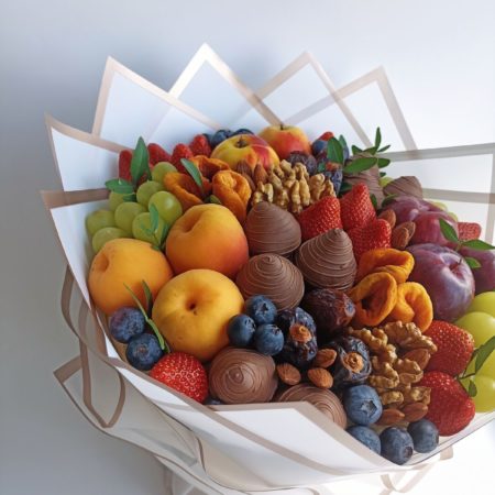 № 368. Букет клубника в шоколаде, сухофрукты и фрукты «Ассорти вкуса».