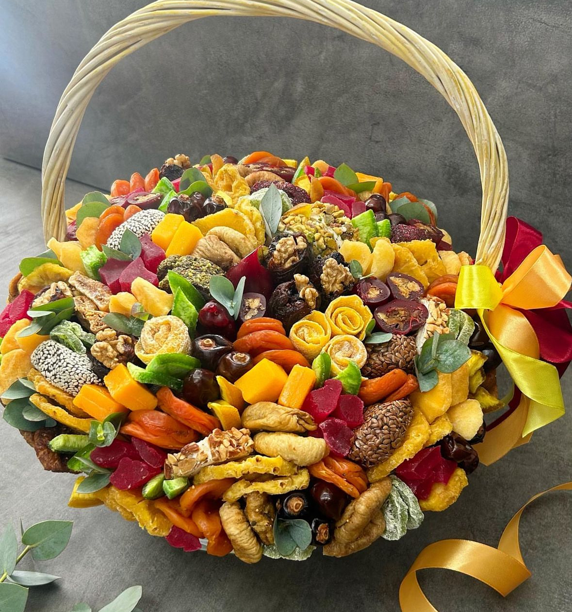 № 367. Большая корзина с рахат-лукумом и сухофруктами «Восточная сказка».