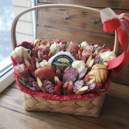 № 381. Корзина колбас и сыров «Мясной деликатес».