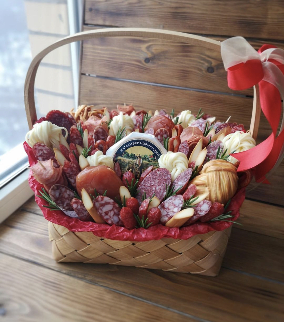 № 381. Корзина колбас и сыров «Мясной деликатес».