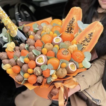№ 399. Шляпная коробка из клубники в шоколаде, папаи, маракуйи «Экзотические тропики».