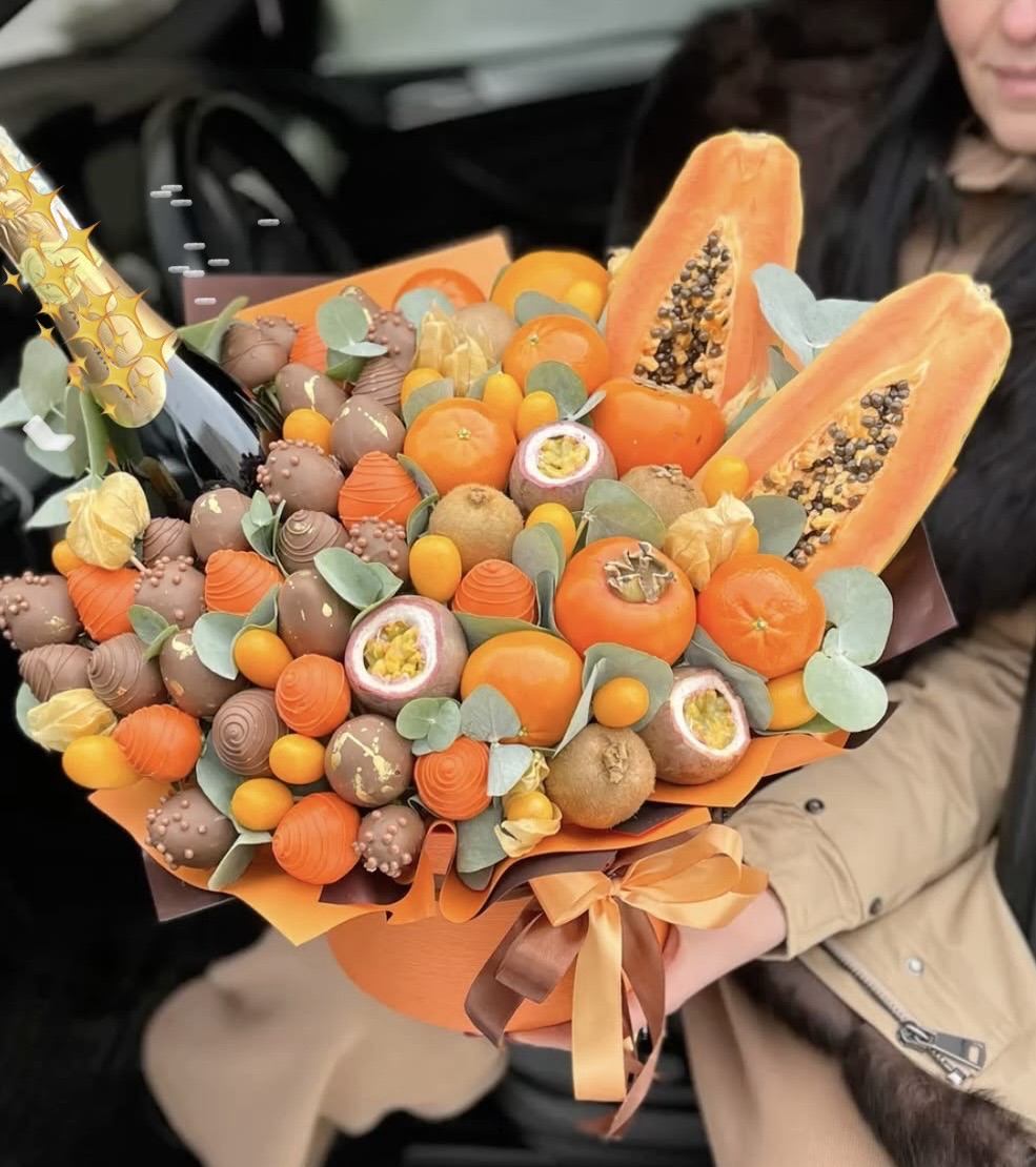 № 399. Шляпная коробка из клубники в шоколаде, папаи, маракуйи «Экзотические тропики».